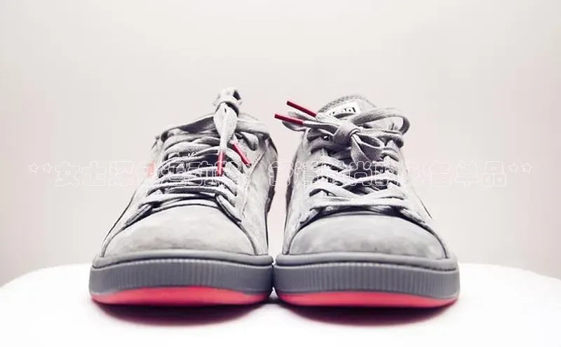 意昂3平台客服京东**女士深色运动鞋：舒适时尚的必备单品**