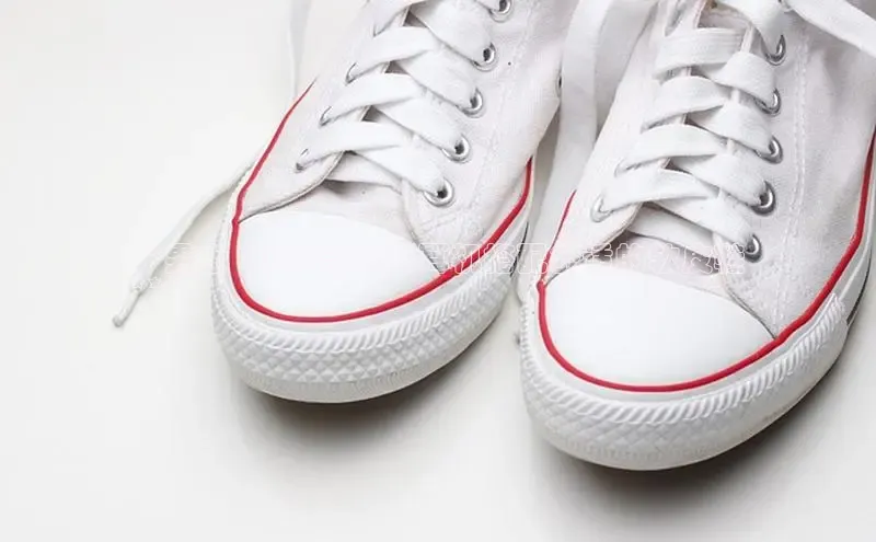 易昂体育3天键股份**男士 2024 款蓝牙耳机搭配舒适的软皮鞋
**