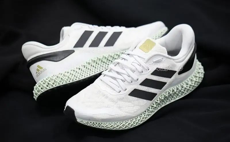 意昂3手游官网下载梯哥哥科技**2024 年女性运动鞋的时尚新风潮：必
备板鞋指南**